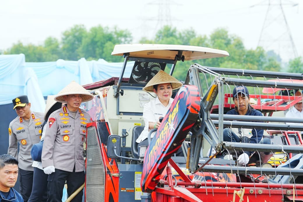 Kapolri Salurkan Alsintan dan Sembako untuk Kelompok Tani dan Masyarakat Saat Panen Raya Jagung di Bekasi